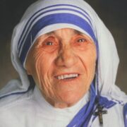 santa teresa de calcuta sorrindo olhando para o céu