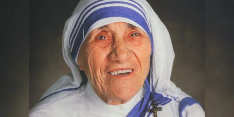 santa teresa de calcuta sorrindo olhando para o céu