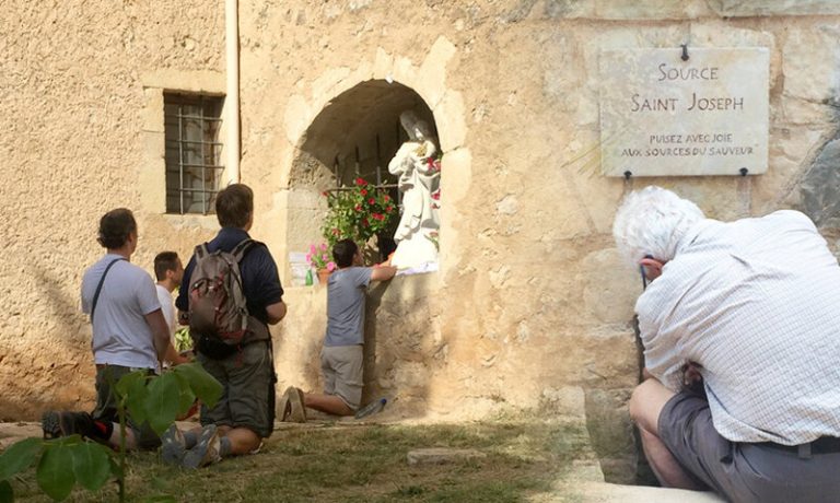 Peregrinos visitam o santuário de São José em Cotignac