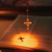 biblia crucifixo e vela acesa leitura orante da palavra de deus