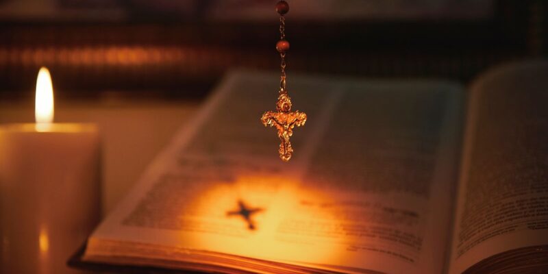 biblia crucifixo e vela acesa leitura orante da palavra de deus