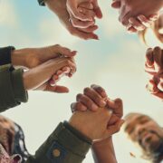 pessoas de maos unidas