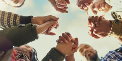 pessoas de maos unidas