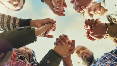 pessoas de maos unidas